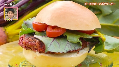 ビーツとひよこ豆で作ったパテがお肉のよう！「ビーツとビーンズのバーガー」