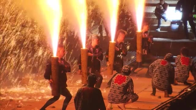 川上峡花火大会 火の粉を浴びながら迫力の“手筒花火”披露【佐賀県】